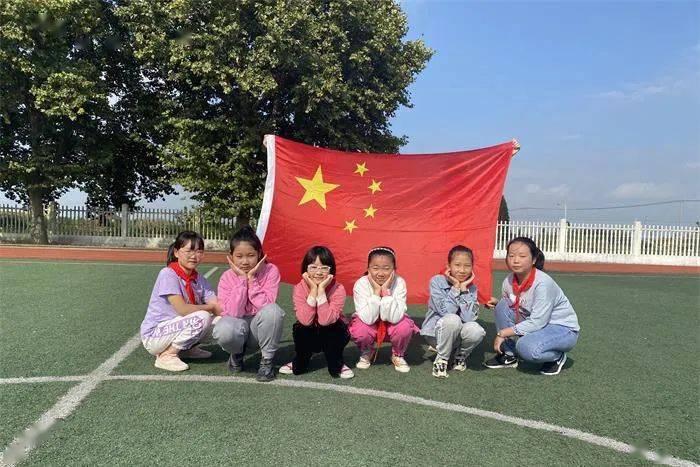 看了热依扎、蒋欣的红毯造型,我才弄懂了:明星脸和网红脸的区别