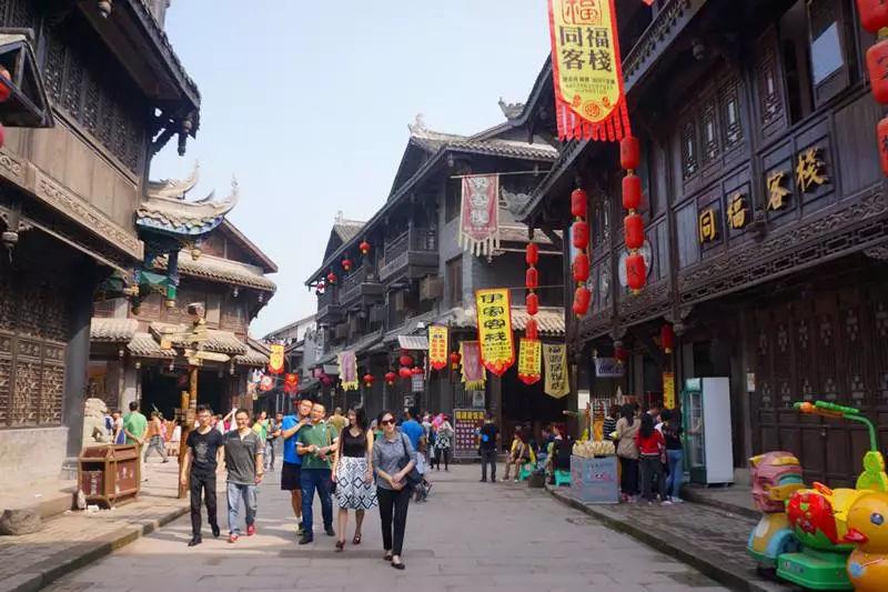 澳大利亚飞行员跳伞，意外挂到树上70多年，被找到时只剩白骨
